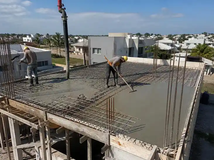 Ventajas y durabilidad de una losa de hormigón armado en casa