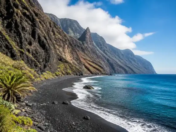 Descubre por qué la playa de Nogales en La Palma es un paraíso