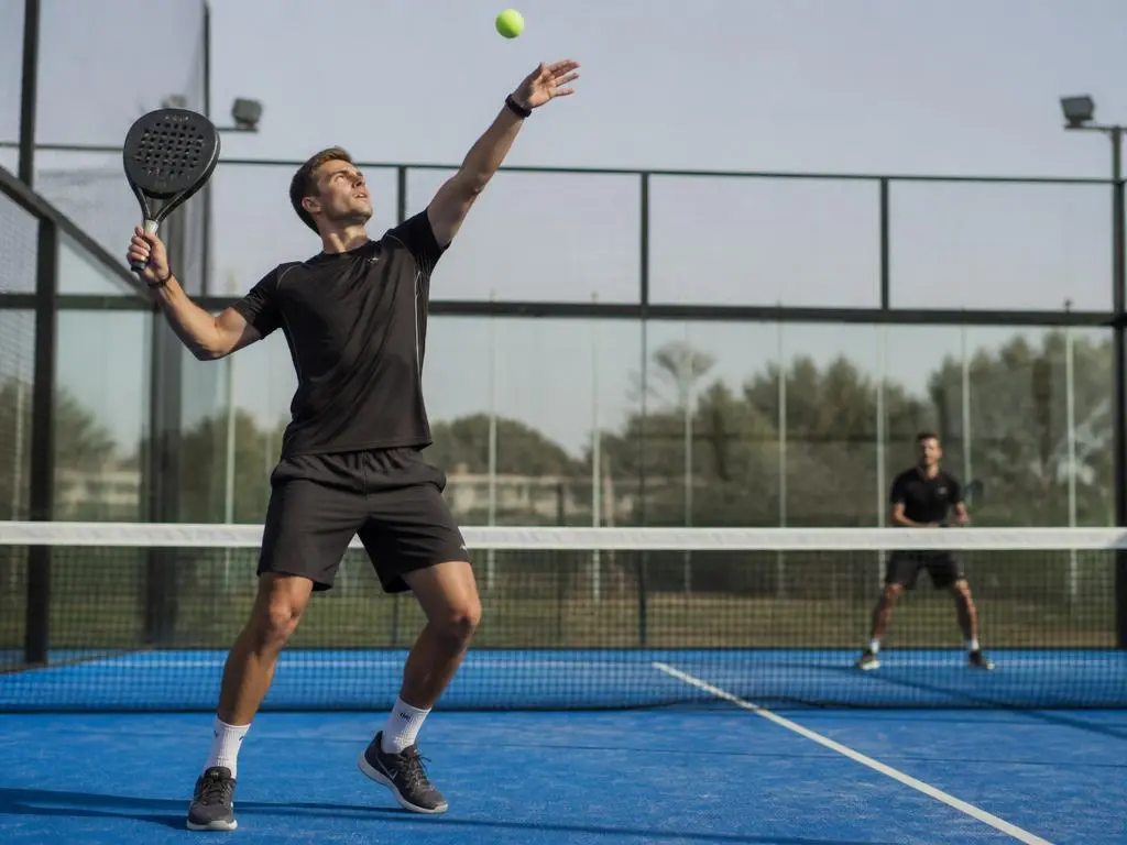 Dominio técnico del saque en padel para mejorar tu juego