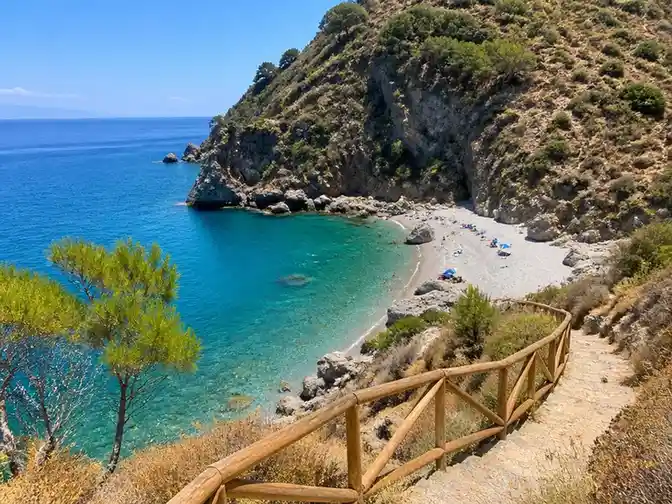 Guía de la playa de cantarriján: cómo llegar y disfrutarla