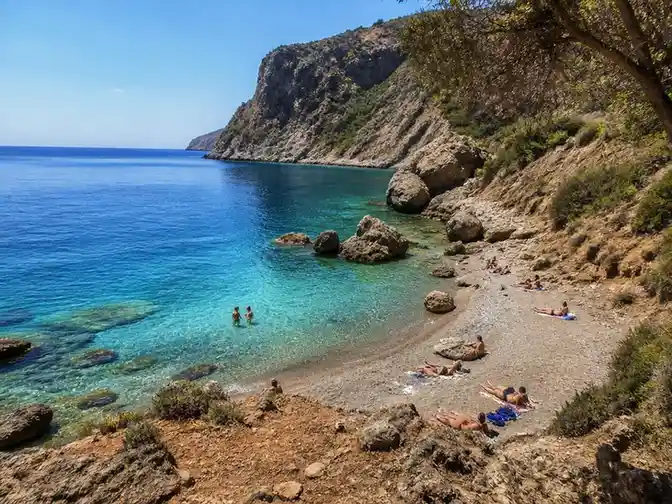 Normas, historia y respeto en la playa de Cantarriján