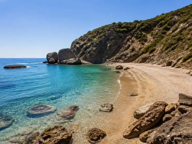Secretos y rincones escondidos de la maravillosa playa de la tablía